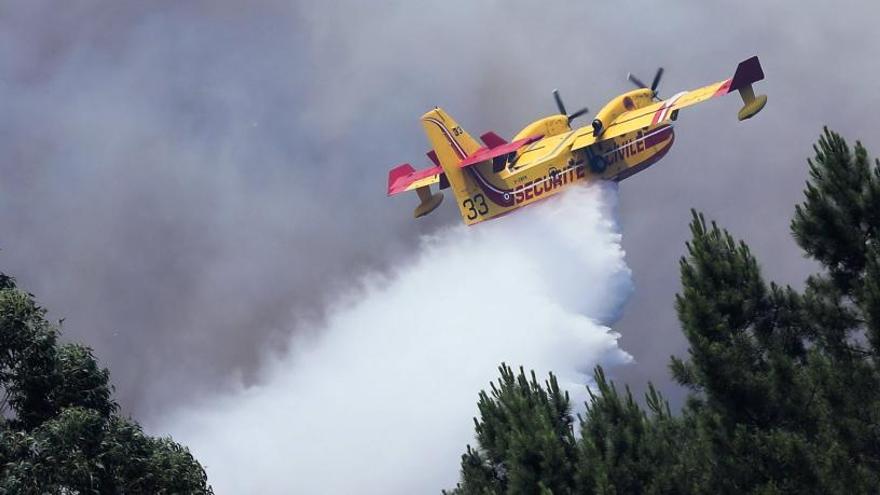 Uno de los aviones que combaten el incendio en Portugal.