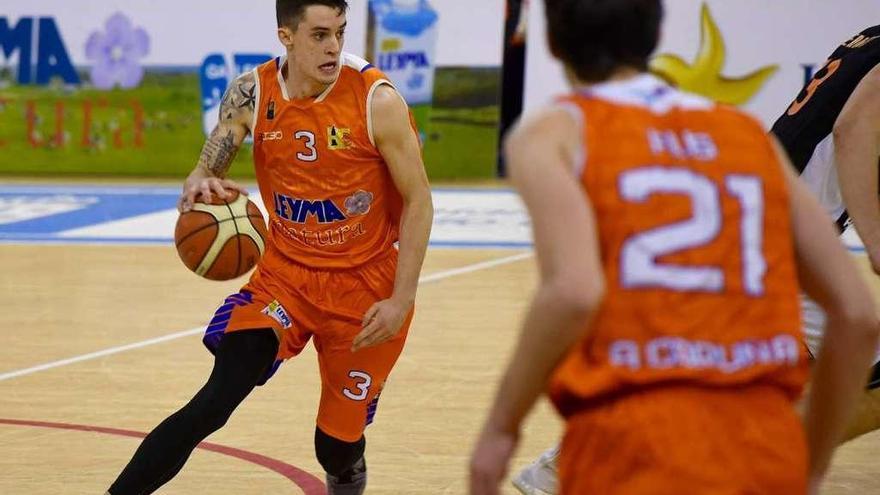 Zach Monaghan juega el balón durante un encuentro en Riazor.