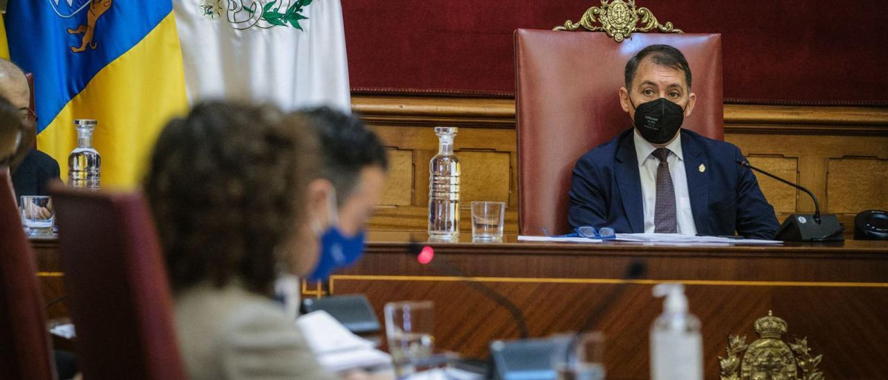 El alcalde José Manuel Bermúdez, en un momento del pleno celebrado ayer durante casi siete horas. | | ANDRÉS GUTIÉRREZ