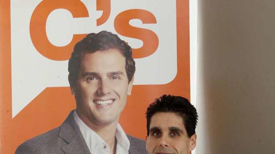 Antonio Lama, con un cartel de Rivera a su espalda. // Marta G. Brea