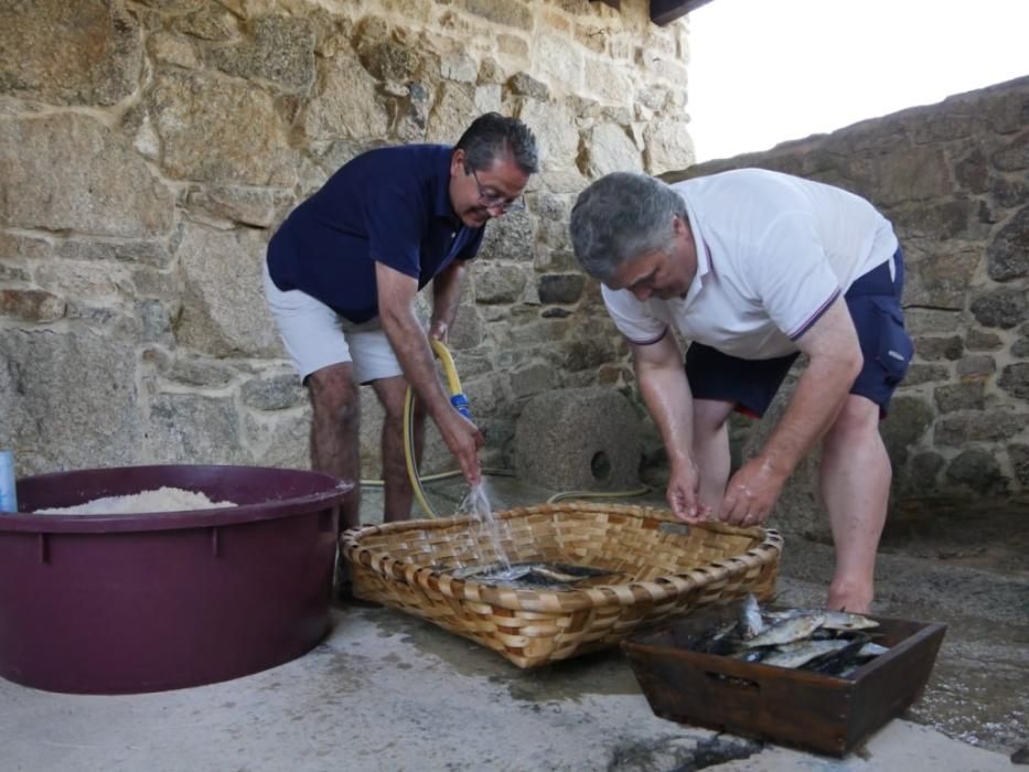 El Museo de la Salazón recibe las rutas de la Diputación y acoge una degustación de sardinas