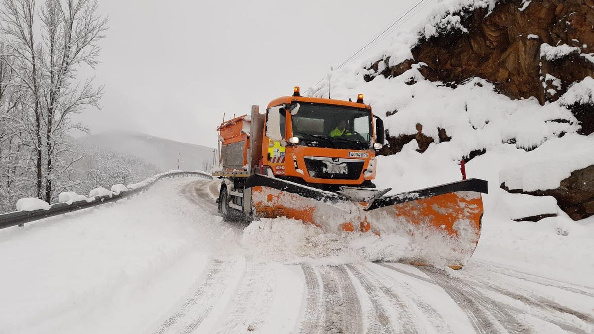 COMUNIDAD VALENCIANA.-Ya son 26 las carreteras cortadas por el temporal en la Comunitat y en otras 98 es necesario el uso de cadenas