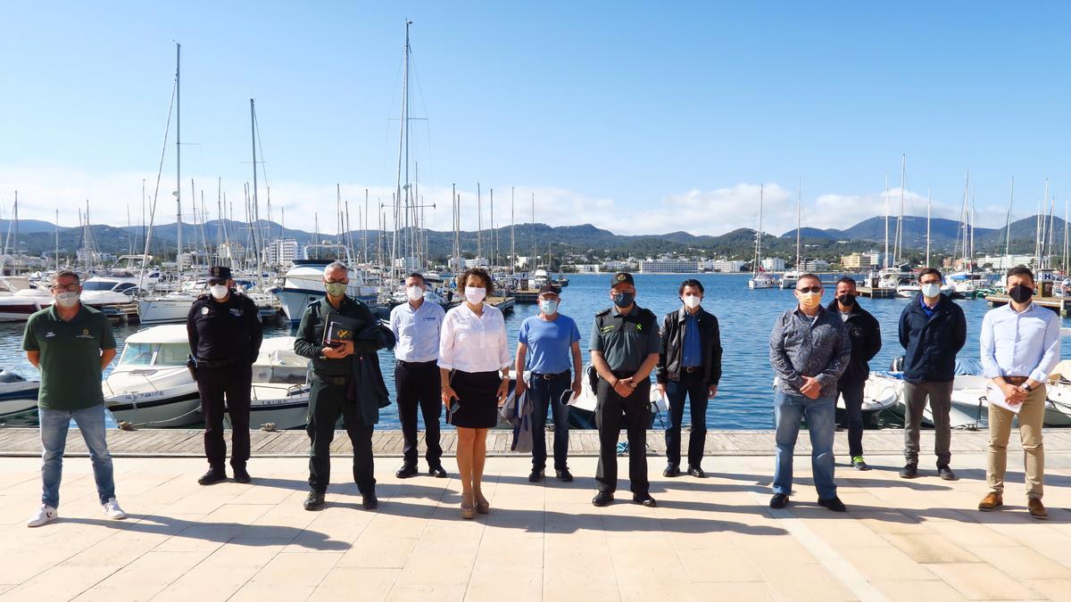 Loas participantes en la reunión de esta mañana en Sant Antoni  posan para la foto.