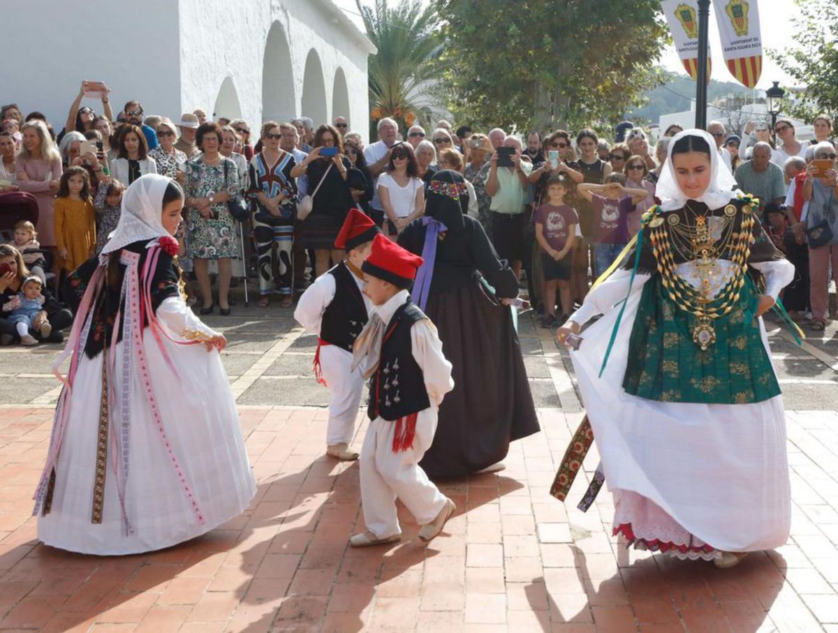 Exhibición de ‘ball pagès’ en las fiestas de Sant Carles en 2022. | J. A. RIERA
