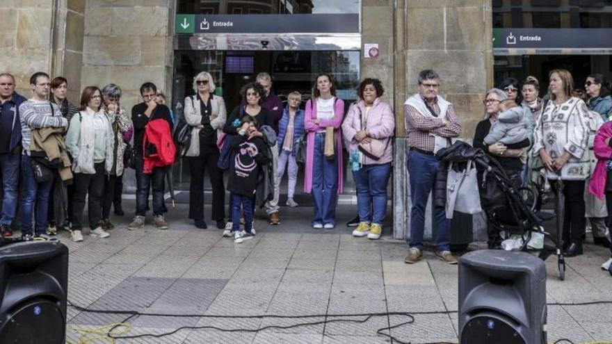 Concentración de trabajadores sanitarios, ayer, en la estación de Renfe (Oviedo). | Irma Collín