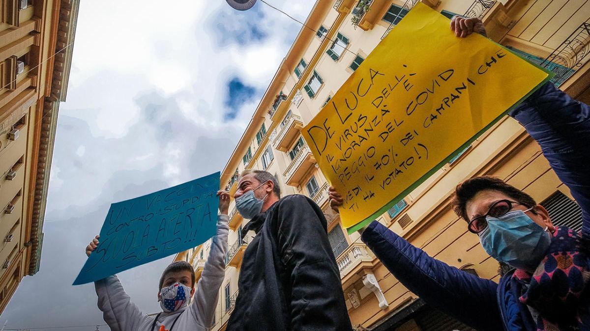 Protestas en Nápoles contra la suspensión de las clases.
