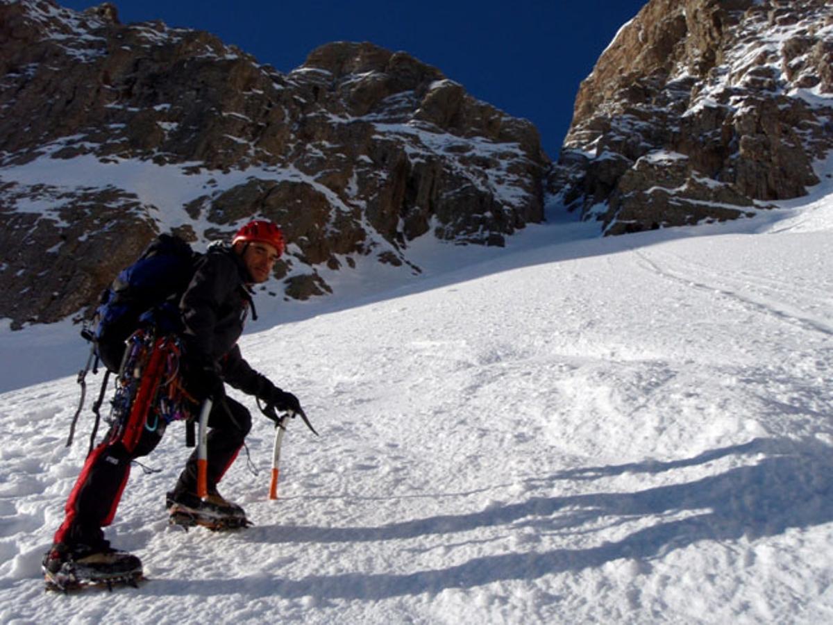 El deportista de Xàtiva subiendo al pico de una montaña, en otro de sus retos.
