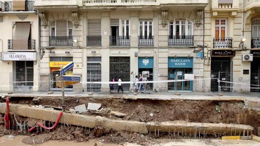 Desprendimiento de varios metros de acera en las obras del metro que se llevan a cabo en la Avenida del Antiguo Reino.