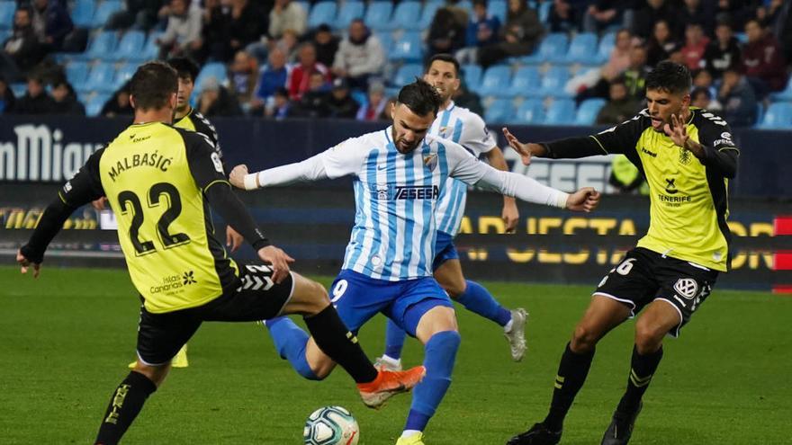 Sadiku dispara a portería frente al Tenerife en La Rosaleda el pasado viernes.