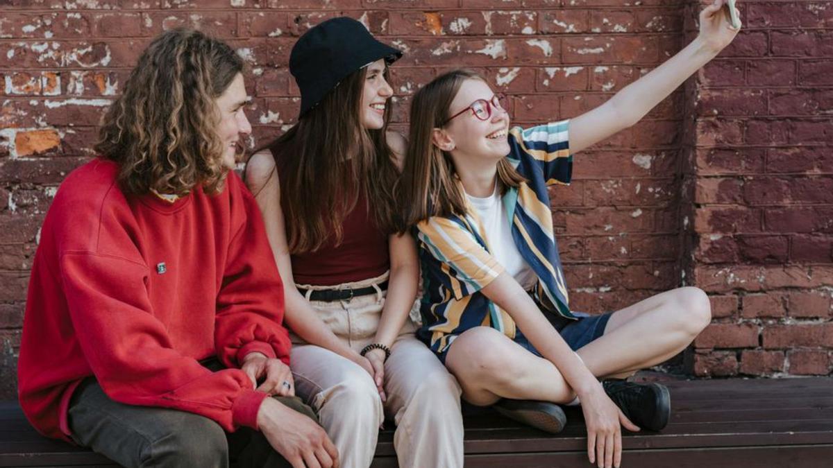 Un grupo de jóvenes haciéndose un selfie. | | OLIA DANILEVICH/ PEXELS