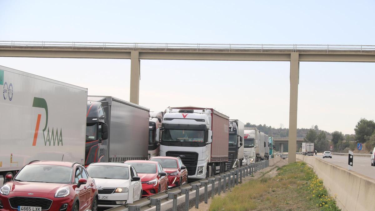Un moment de la cua a l'AP7 a Figueres