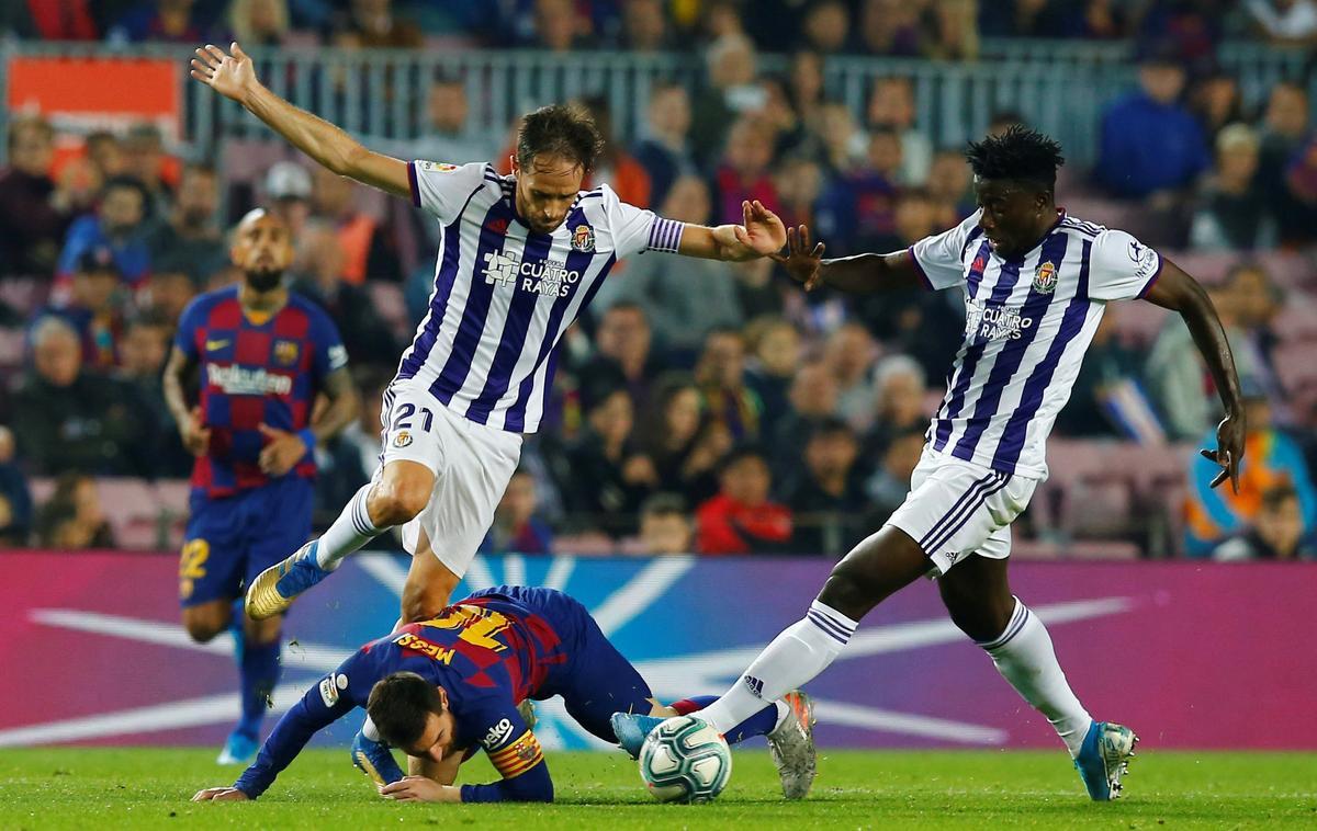 Salisu roba a un balón a Messi durante su etapa en el Valladolid.