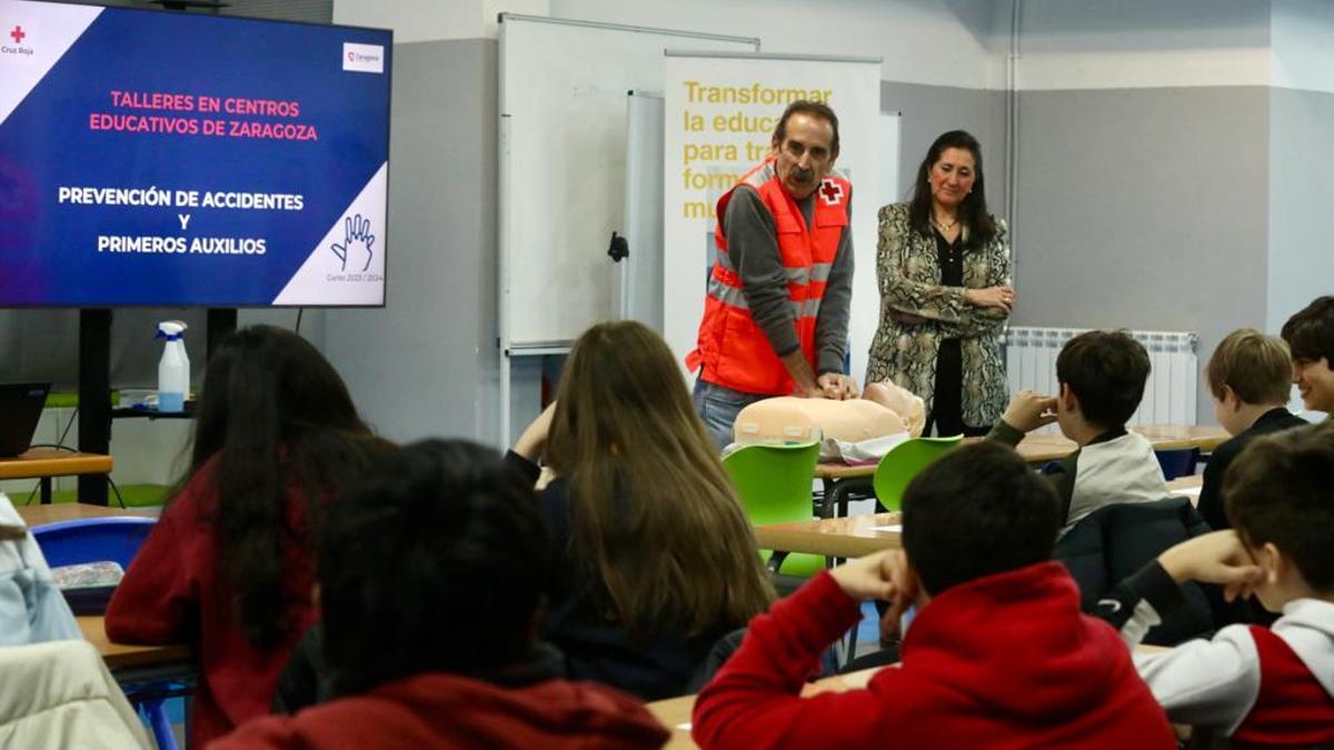 El Ayuntamiento de Zaragoza lleva los primeros auxilios a los escolares de la ciudad.