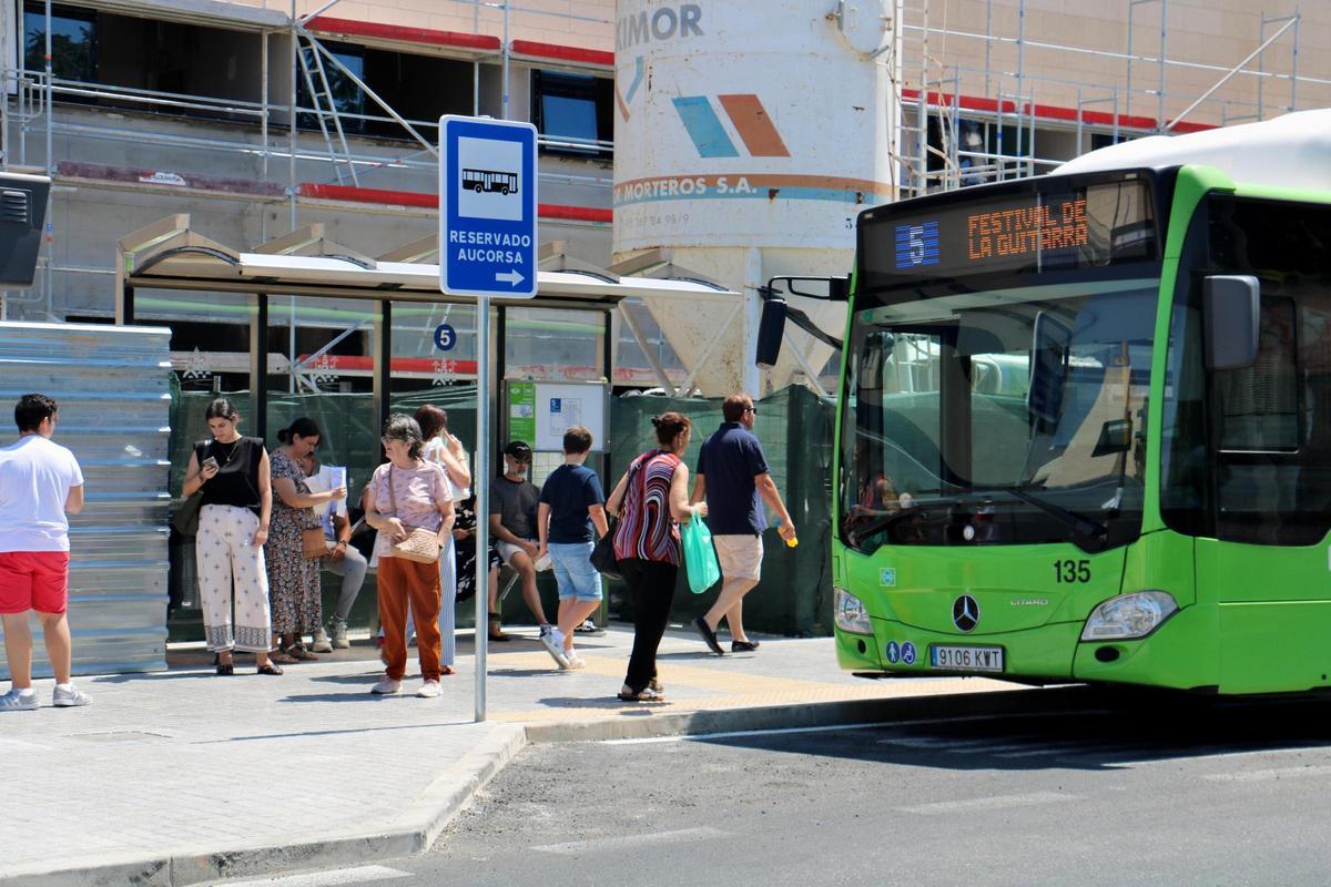 Nueva ubicación de la parada de la línea 5 de Aucorsa en el hospital Reina Sofía.