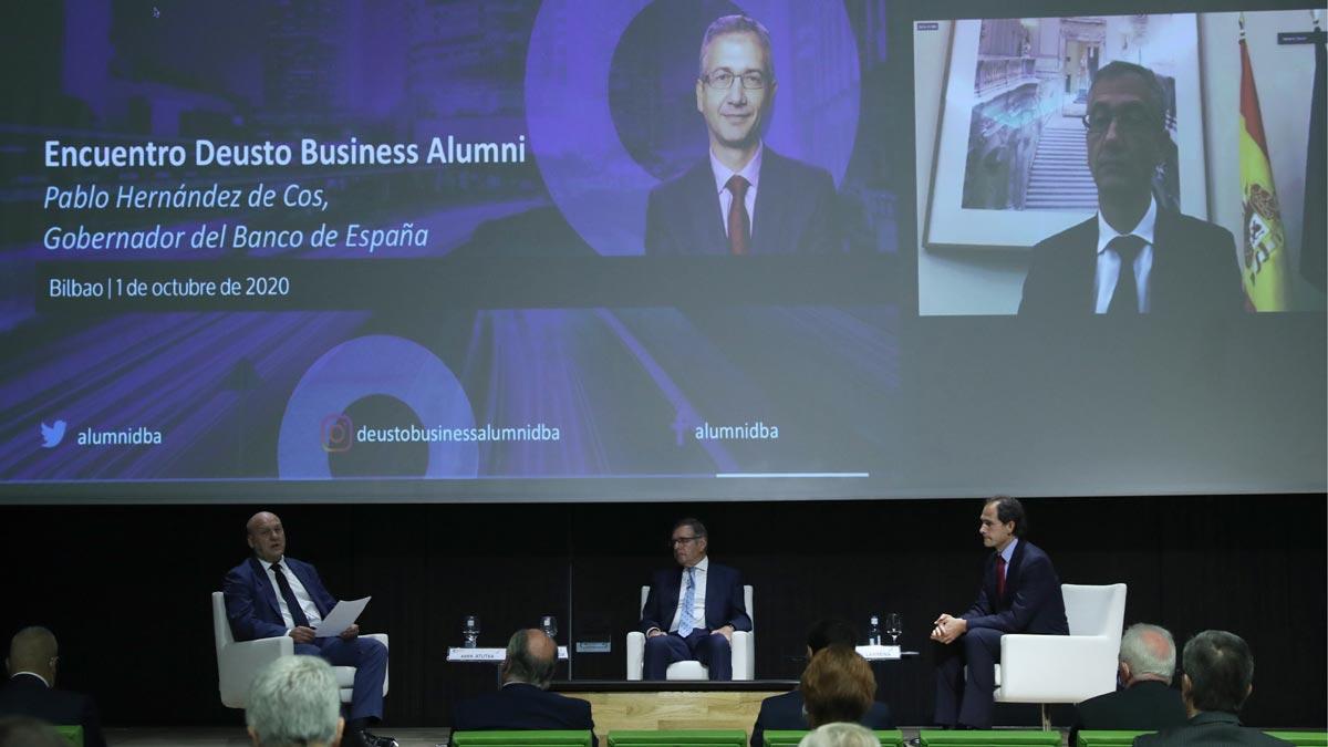 El gobernador del Banco de España asegura que hay margen para más fusiones bancarias. Así lo ha asegurado Pablo Hernández de Cos en el encuentro  organizado por Deusto Business Alumni en Bilbao (foto), en le que ha intervenido telemáticamente.