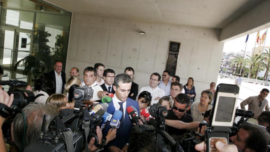 El secretario general del PP, Ricardo Costa, ayer, junto a Pérez Fenoll y David Serra.