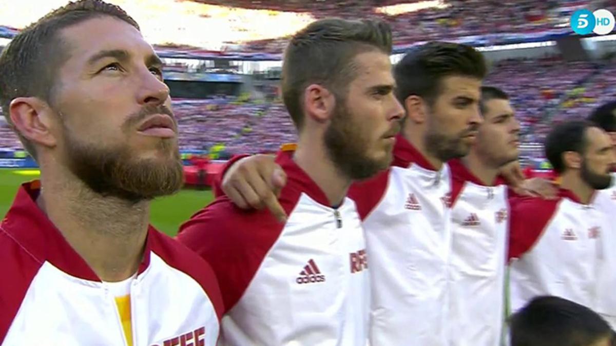 El gesto de Piqué durante el himno