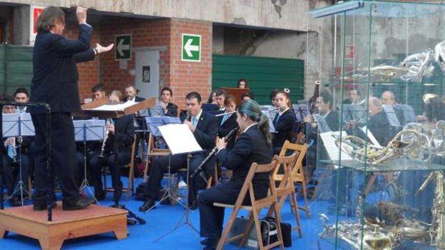 La banda de música, durante su actuación de ayer, con los instrumentos que fueron robados en primer término.