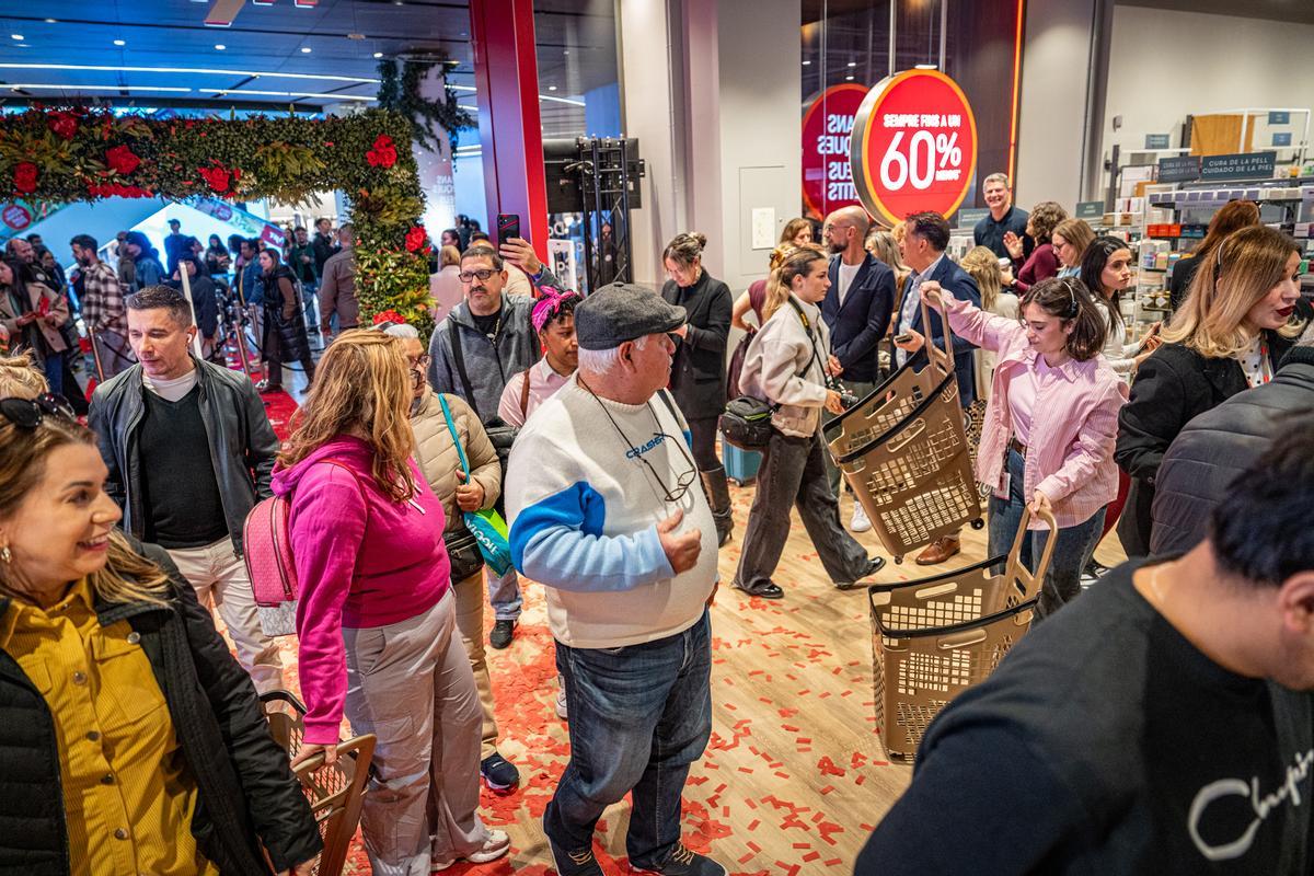 Furor y ofertas en el estreno de la primera tienda en Barcelona del outlet de grandes marcas TK-Maxx