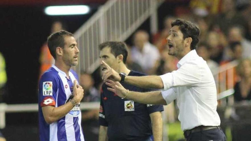 Victor Sánchez da indicaciones a Navarro durante el partido.