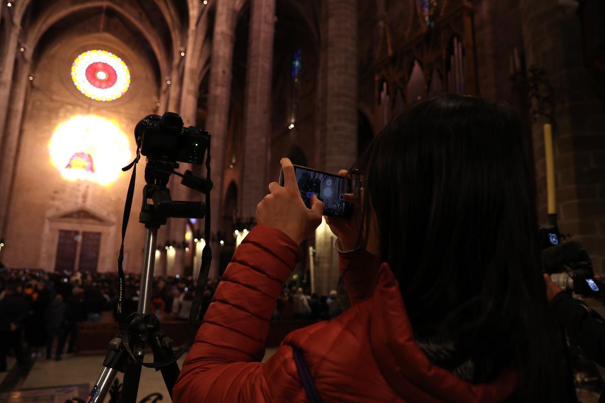 La Fiesta de la Luz en la catedral de Mallorca, un espectacular fenómeno lumínico que se produce dos veces al año cuando la luz del sol atraviesa el rosetón mayor, recorre el interior del templo y se proyecta en la pared de enfrente