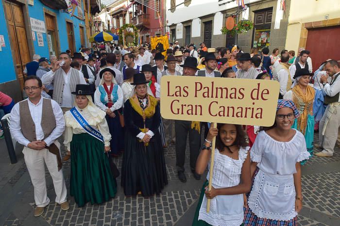 Carretas y grupos en la romería del Pino