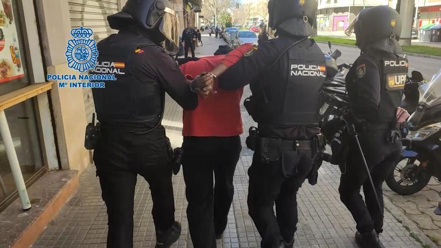 Agentes de la Policía Nacional detienen en Palma a un prófugo buscado por homicidio en Santo Domingo.