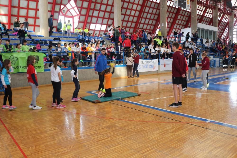 Jugando al atletismo en Alcantarilla