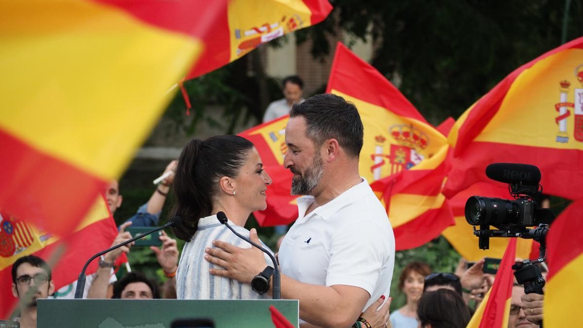 Macarena Olona, junto a Santiago Abascal durante el acto celebrado en Marbella.