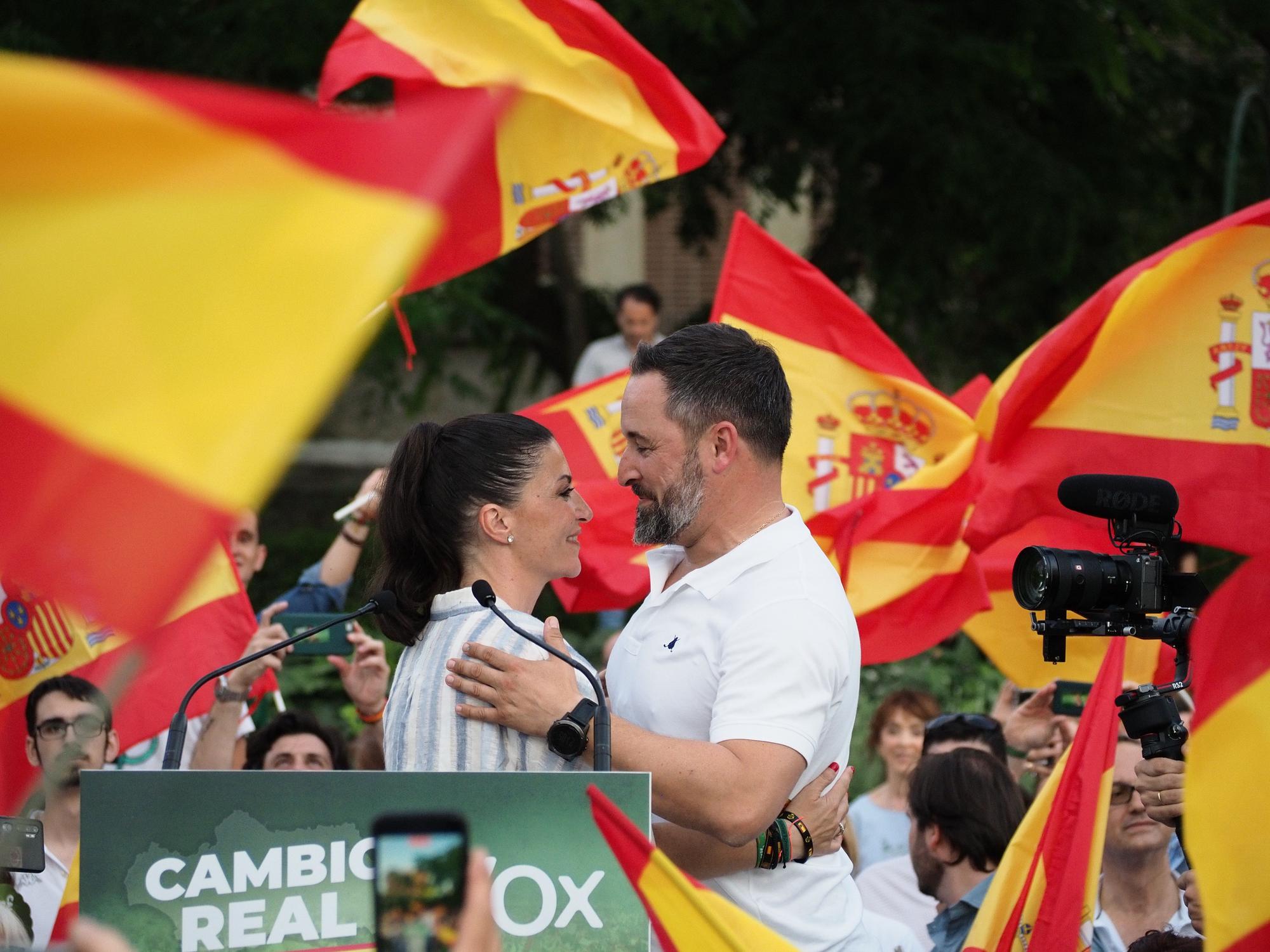 Macarena Olona, junto a Santiago Abascal durante el acto celebrado en Marbella.