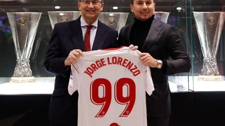 El Sevilla homenajea al mallorquín Jorge Lorenzo y le entrega una camiseta