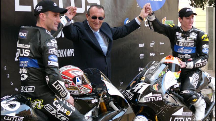 Carlos Fabra con los pilotos Álex Debón y Aleix Espargaró en 2008.