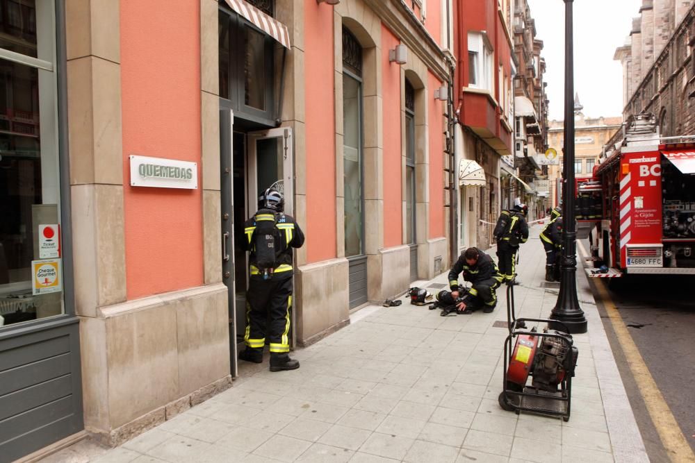 Desalojado un local en Gijón al incendiarse una freidora