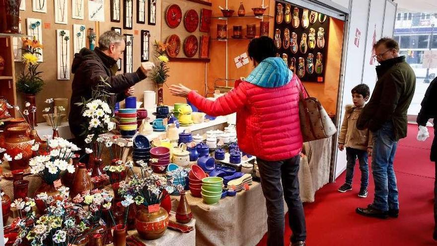 Clientes en una tienda de flores de cerámica