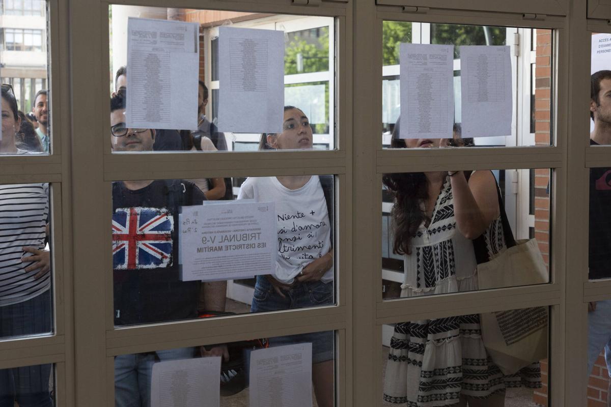 Valencia. Oposiciones de Educación. IES Distrito Marítimo. OPOSITORES