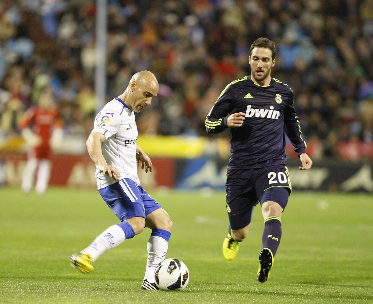 30/03/2013ZARAGOZAPARTIDO DE LA LIGA ESPAÑOLA DE PRIMERA DIVISION: REAL ZARAGOZA - REAL MADRID. JOSE MARIA MOVILLA Y GONZALO HIGUAIN PUGNAN POR UN BALON.EQUIPOS FUTBOL. REAL ZARAGOZA.ANGEL DE CASTROCAMARA DIGITAL. EQUIPOS FUTBOL. REAL ZARAGOZA