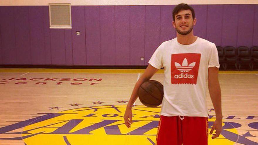 Sergi García, en la cancha de los Lakers.