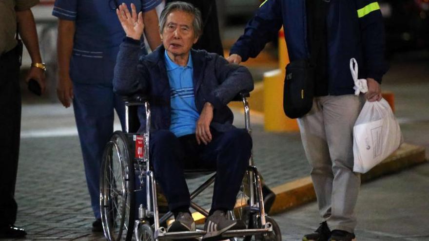 Fujimori sale de la clínica en silla de ruedas.