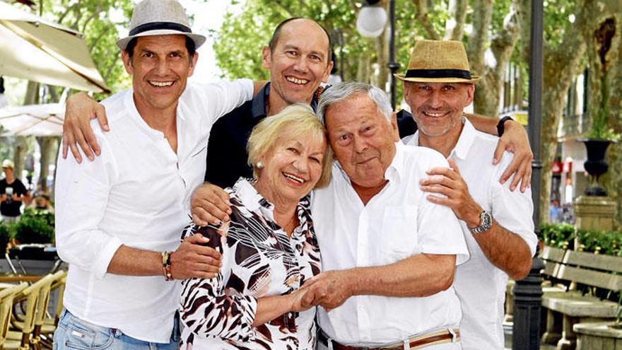 Familie Blatz in Palma de Mallorca: Jürgen, Wolfgang, Christel, Günter und Michael