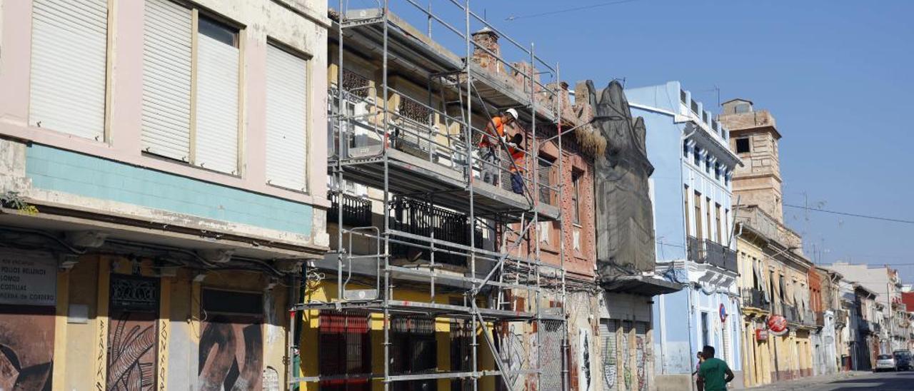 Obras en un edificio de la «zona 0» del Cabanyal.