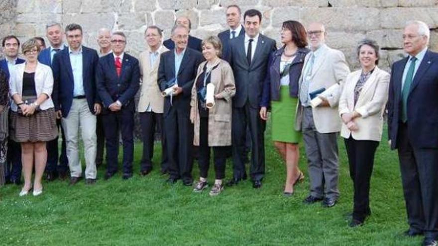 Fotos de familia de los premiados con las autoridades, ayer, en el castillo de Soutomaior. // Faro