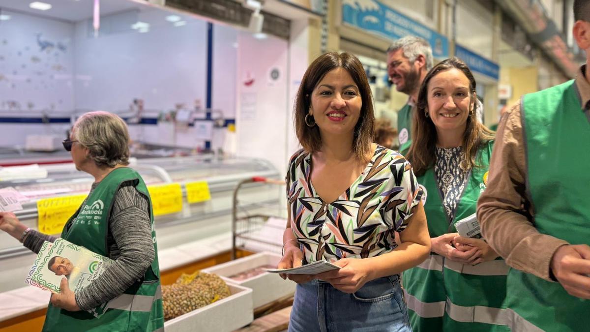 Sira Rego visita el Mercado de Pino Montano durante la campaña electoral