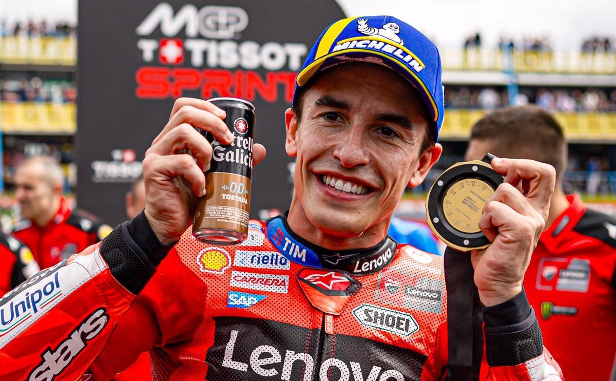 Marc Márquez muestra una nueva medalla de oro como vencedor de la prueba al 'sprint' de Assen.