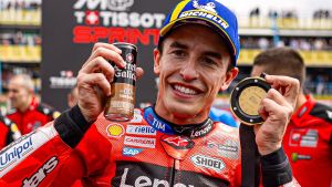 Marc Márquez muestra una nueva medalla de oro como vencedor de la prueba al sprint de Assen.