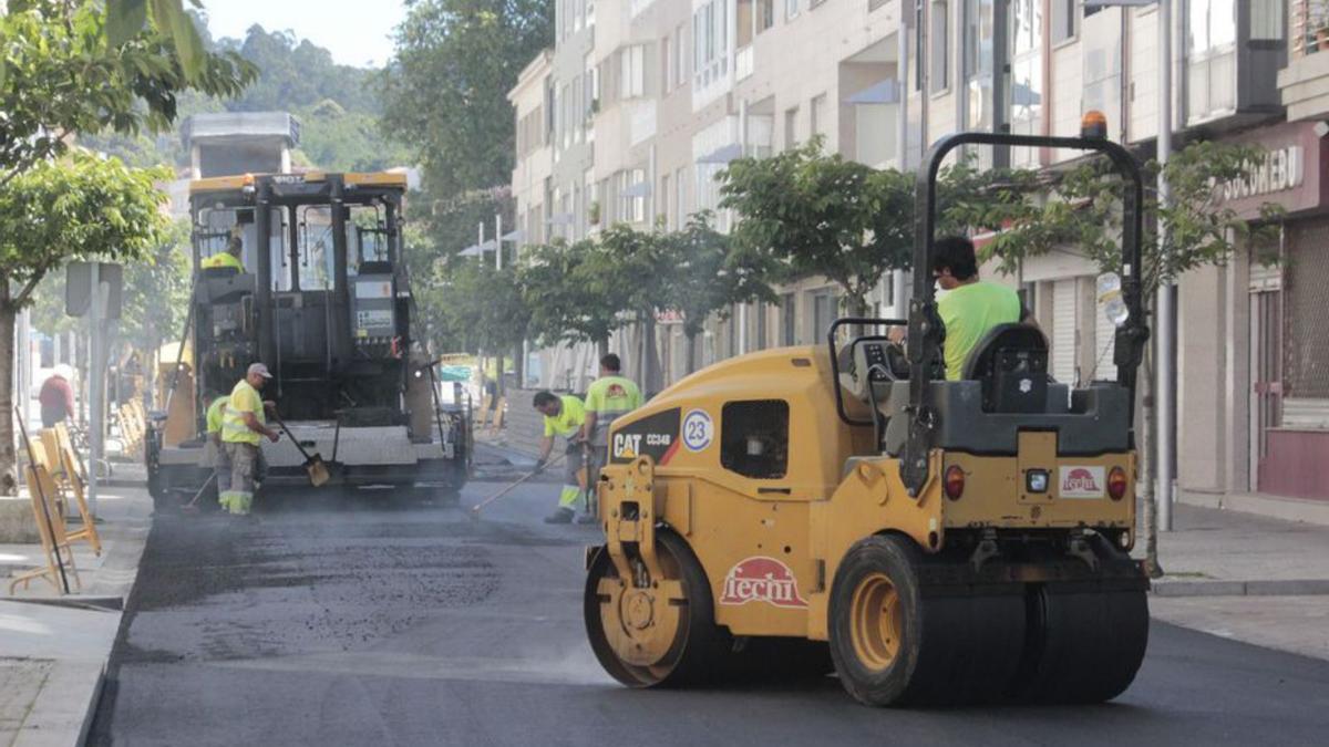 Las obras de asfaltado, ayer, en Johan Carballeira.   | // S.ÁLVAREZ