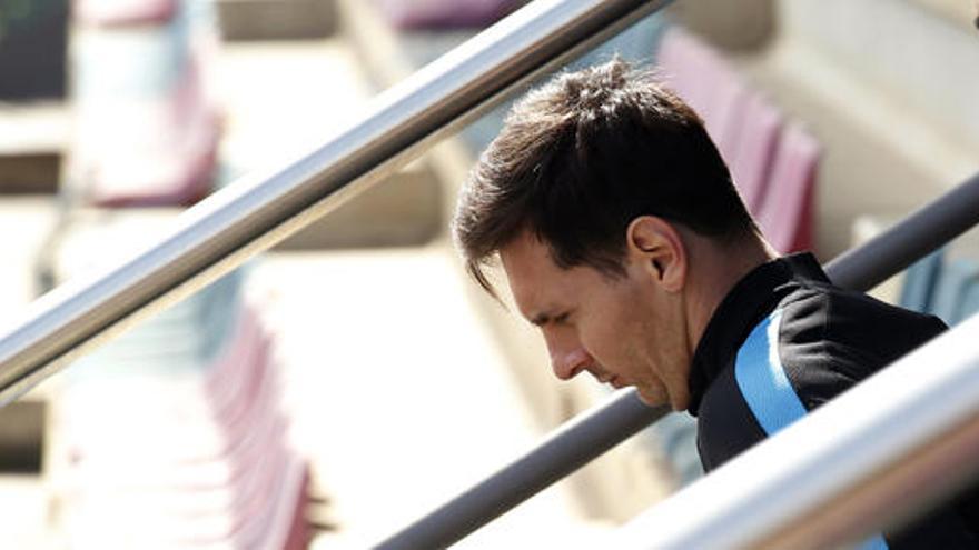 Messi salta al entrenamiento del Barcelona este lunes.