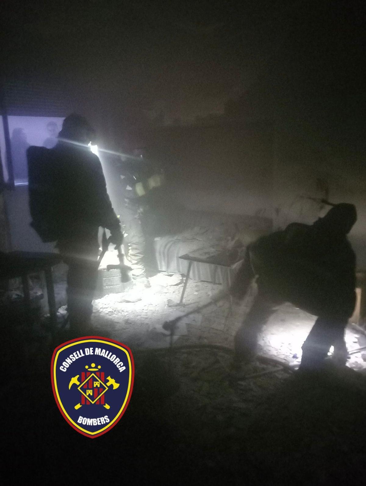 Varios bomberos, durante la extinción del incendio.