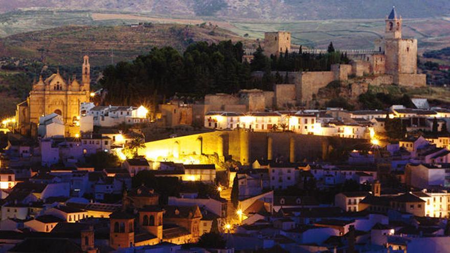 Vista superior de la noche antequerana.