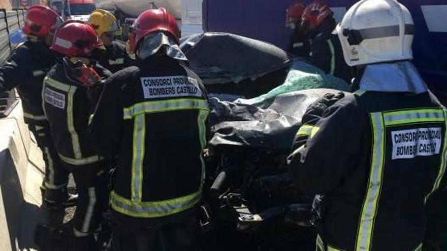 Un matrimonio de Murcia perdió la vida el miércoles tras una colisión entre su turismo y un camión en la CV13.