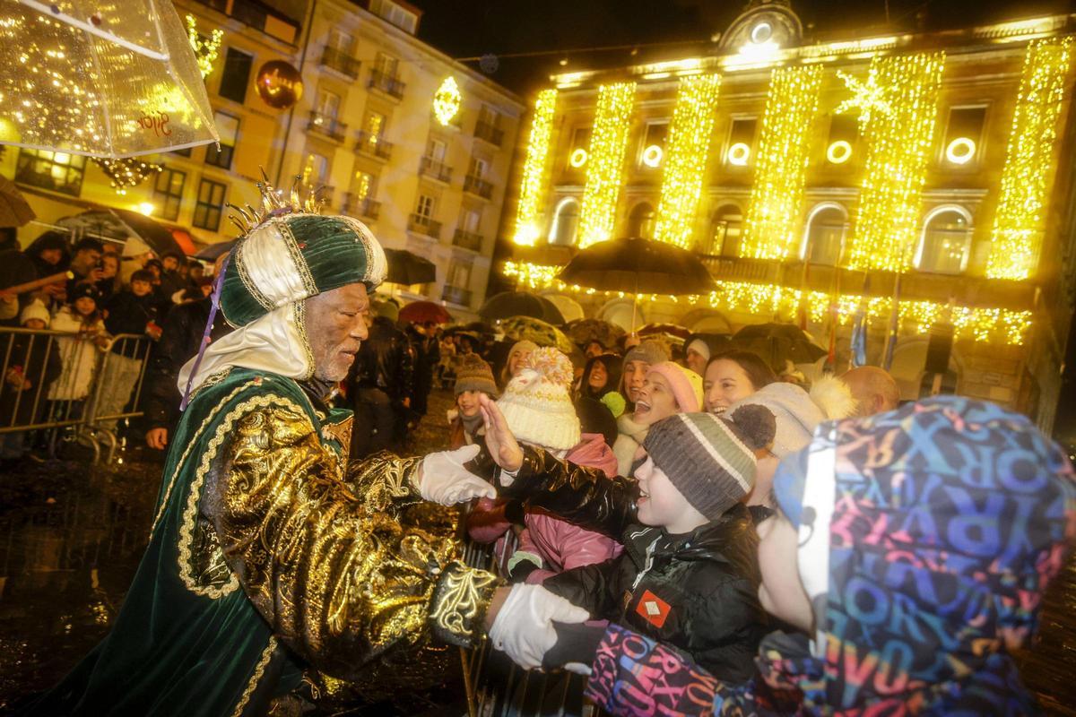 Niños dirigiéndose a Baltasar, en la Plaza Mayor.